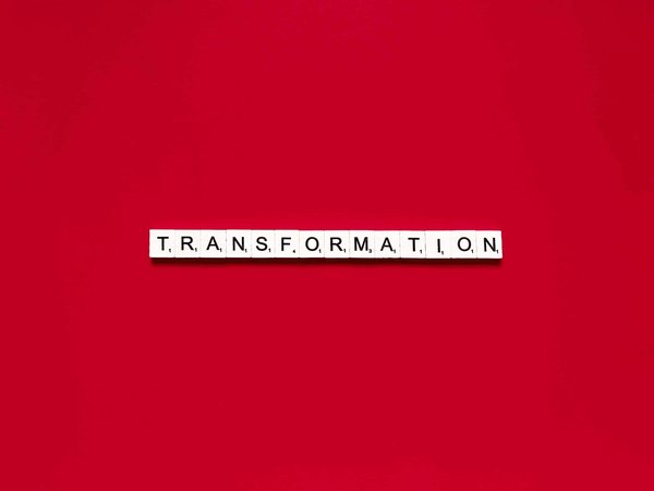 Comment utiliser des accessoires pour transformer une robe noire classique pour différentes occasions ?